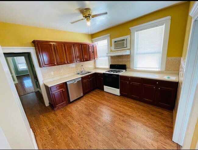 Building Photo - 252 Murray St