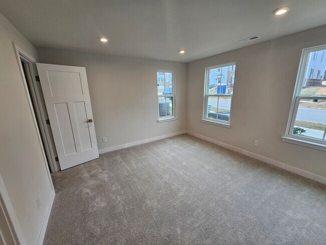 Foto del edificio - Brand New home in Great Location with Grea...