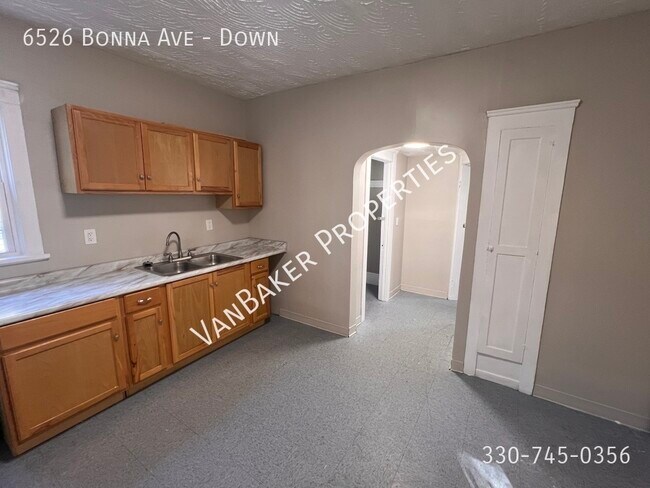 Building Photo - 6526 Bonna Ave