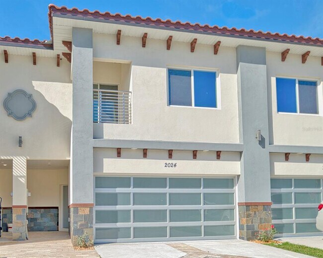 Building Photo - 2024 Greenbriar Ter