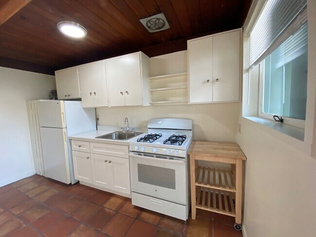 Foto del edificio - Top-Floor 1BD/1BA Apartment with Wood Ceilings, Garden Setting, and Easy North Berkeley BART Access