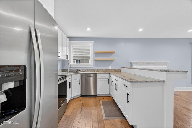 Foto del edificio - 716 Adams Cir