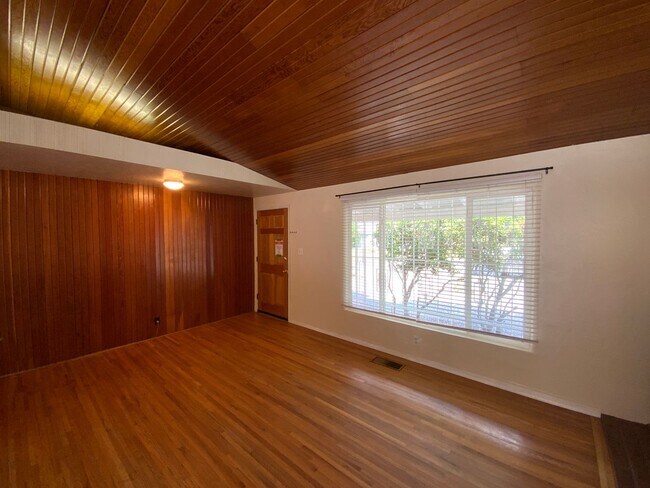 Foto del edificio - 3 Bedroom Single Story Home Available Near...