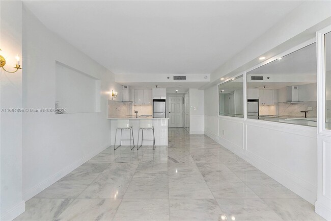 Building Photo - 540 Brickell Key Dr