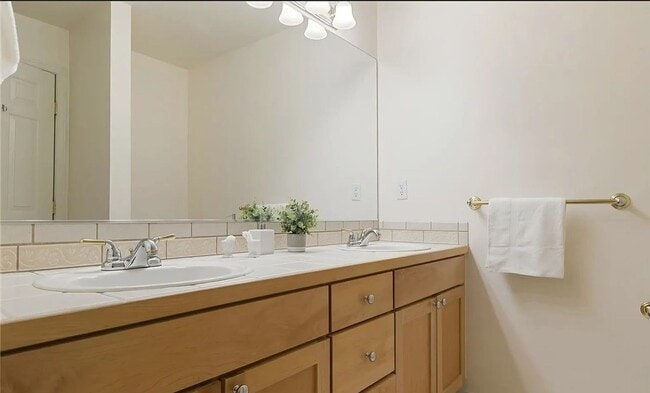 Foto del edificio - Bright & Renovated 3-Bed Condo in Northshore Summit