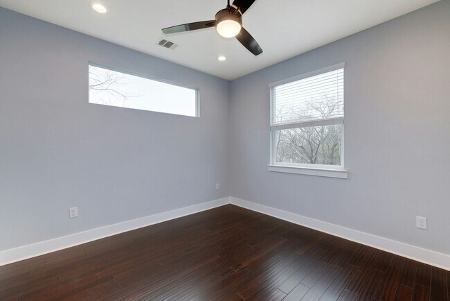 Foto del edificio - 6902 Carver Ave