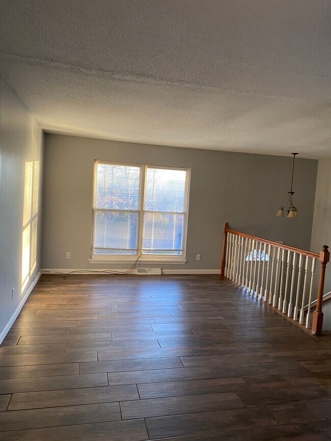 Building Photo - 505 W Mauller Rd