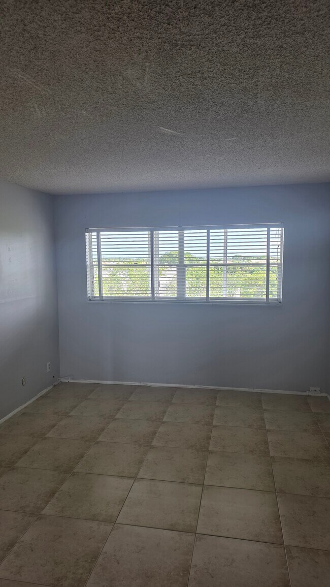 Foto del edificio - 950 Hillcrest Dr