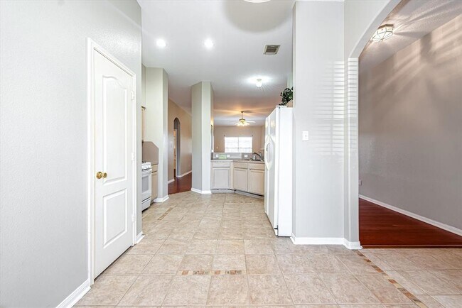 Building Photo - 7002 Plaza Del Sol Dr