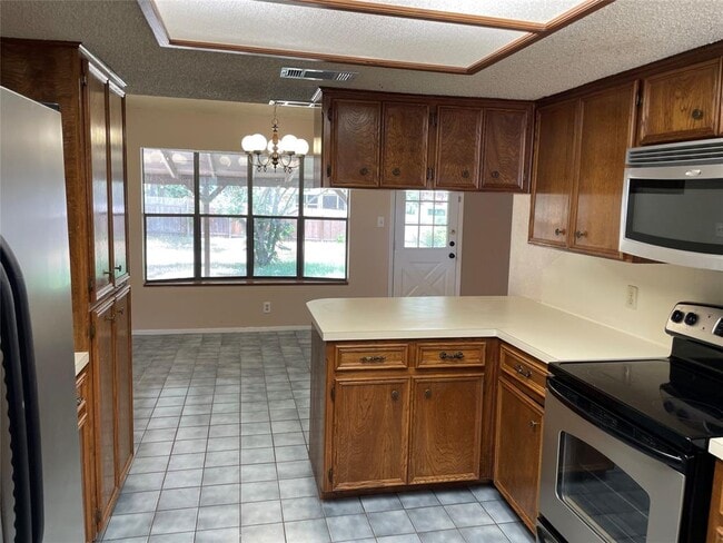 Building Photo - 503 Deep Wood Dr