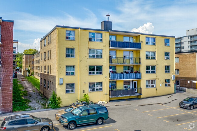 Photo du bâtiment - 2355 Lake Shore Blvd W