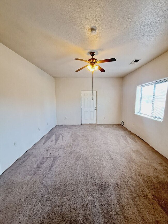 Foto del edificio - 2 Bedroom 1 Bathroom home with a Fenced in...