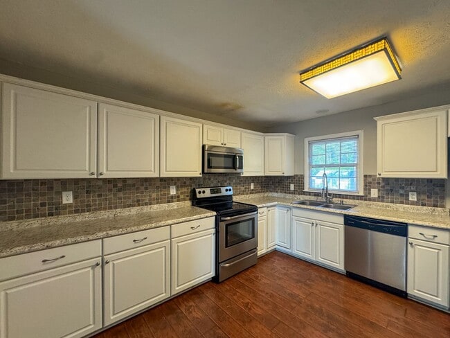 Building Photo - Charming 3 Bed 2 Bath Home with Fenced Yard