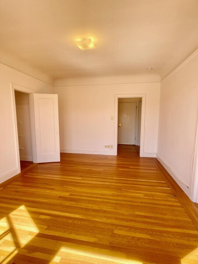 Building Photo - bedroom in San Francisco CA 94123
