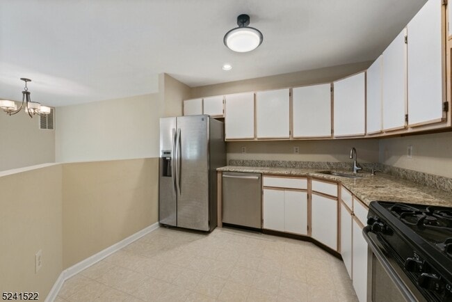 Building Photo - 45 Maple Ln