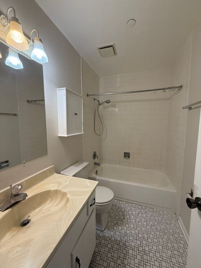 Foto del edificio - Stunning 2 Bed, 2 Bath Condo Available for Rent