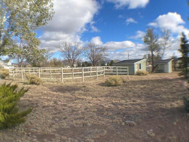 Foto del edificio - Beautiful 5 bedroom home on acreage!