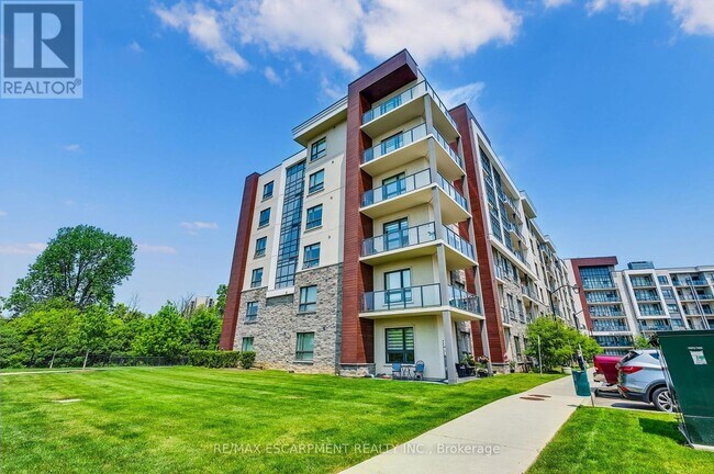 Building Photo - 125-125 Shoreview Pl