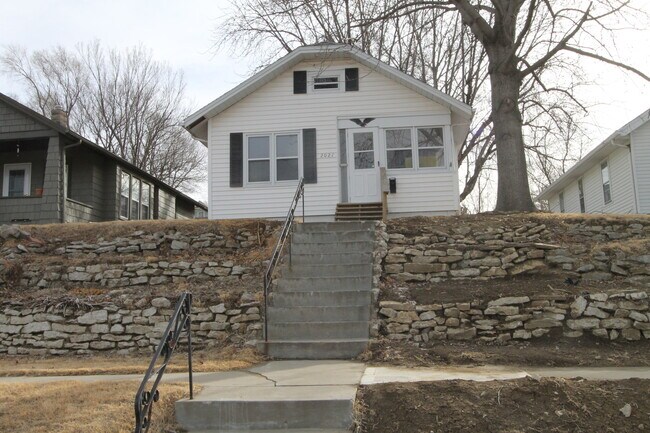 Foto del edificio - Beautiful House in The Benson Area! Large 2 car Garage!