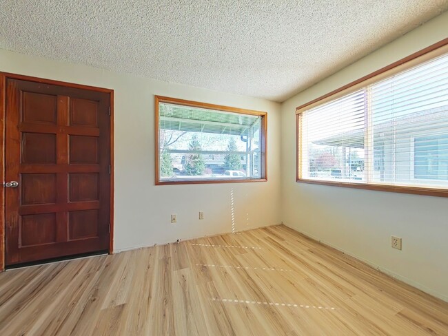 Building Photo - 2 Bedroom Duplex ~ Close to 9th Street ~ P...