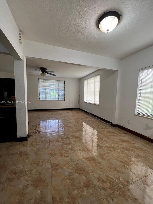 Foto del edificio - 828 NW 63rd St