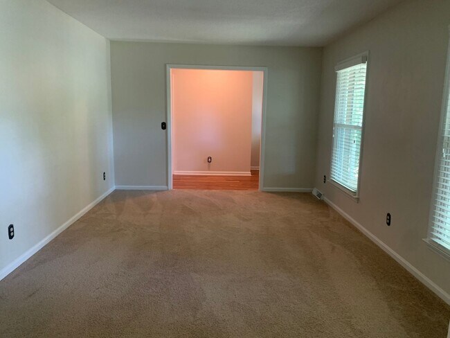 Building Photo - Beautiful Private Three Bedroom Home in So...