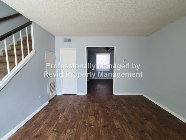 Building Photo - 2 Bedroom 1 Bath!