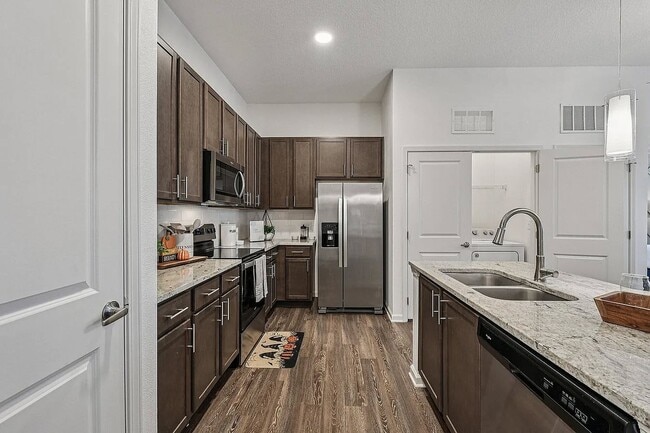 Mejora tu estilo de vida en los apartamentos San Marco Promenade. Disfruta de cocinas modernas con electrodomésticos de última generación y acabados elegantes, perfectas para los amantes de la cocina. ¿Listo para personalizar tu hogar? ¡Contáctanos hoy para programar una visita! - San Marco Promenade Apartments