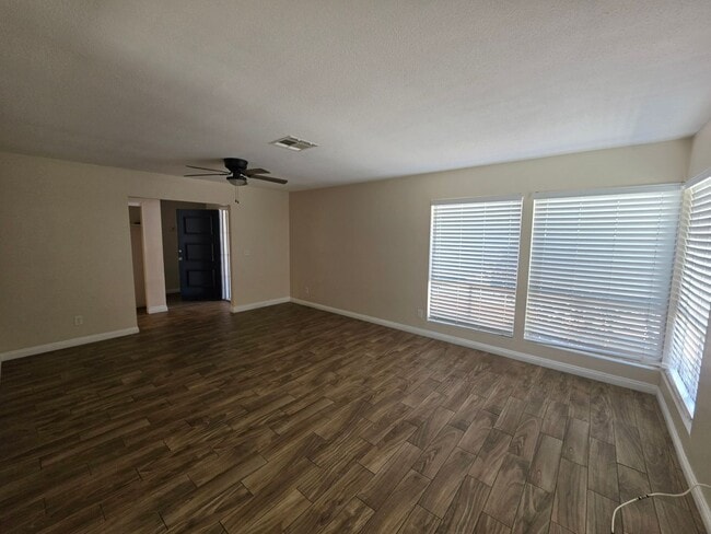 Building Photo - Two Bedroom Two Bathroom Duplex in Hemet!