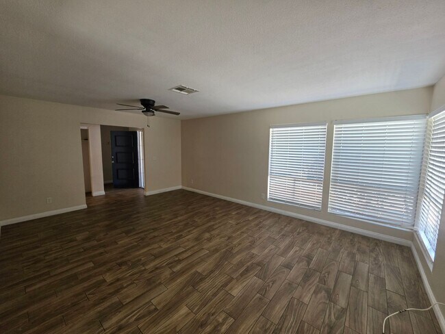Foto del edificio - Two Bedroom Two Bathroom Duplex in Hemet!