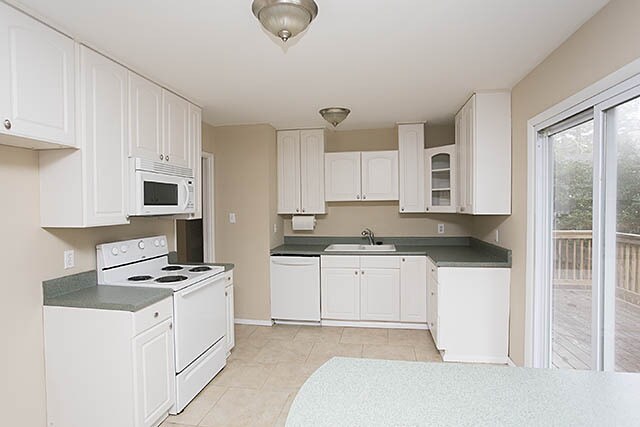 Foto del edificio - Charming Brick Ranch on a Spacious, Wooded...