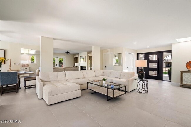 Foto del edificio - 8338 E San Rafael Dr