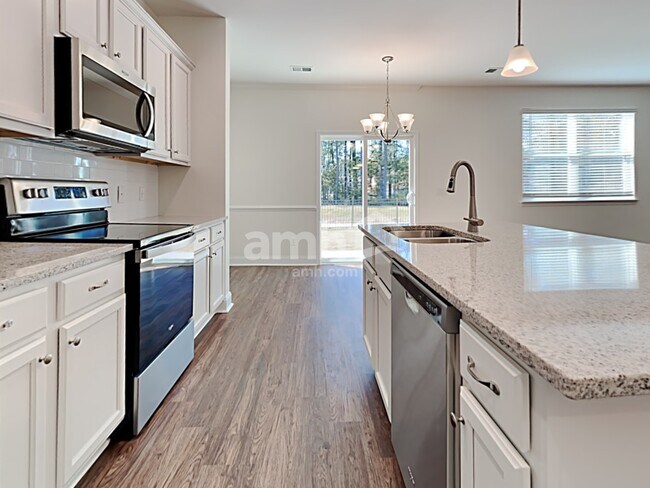 Foto del edificio - 615 W Lionel Rd