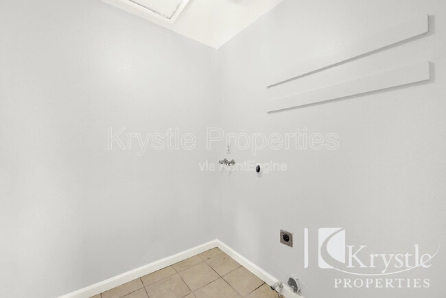 Foto del edificio - 121 Radcliffe Dr