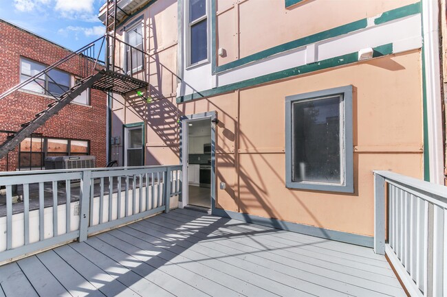 Building Photo - 80 Ferry St