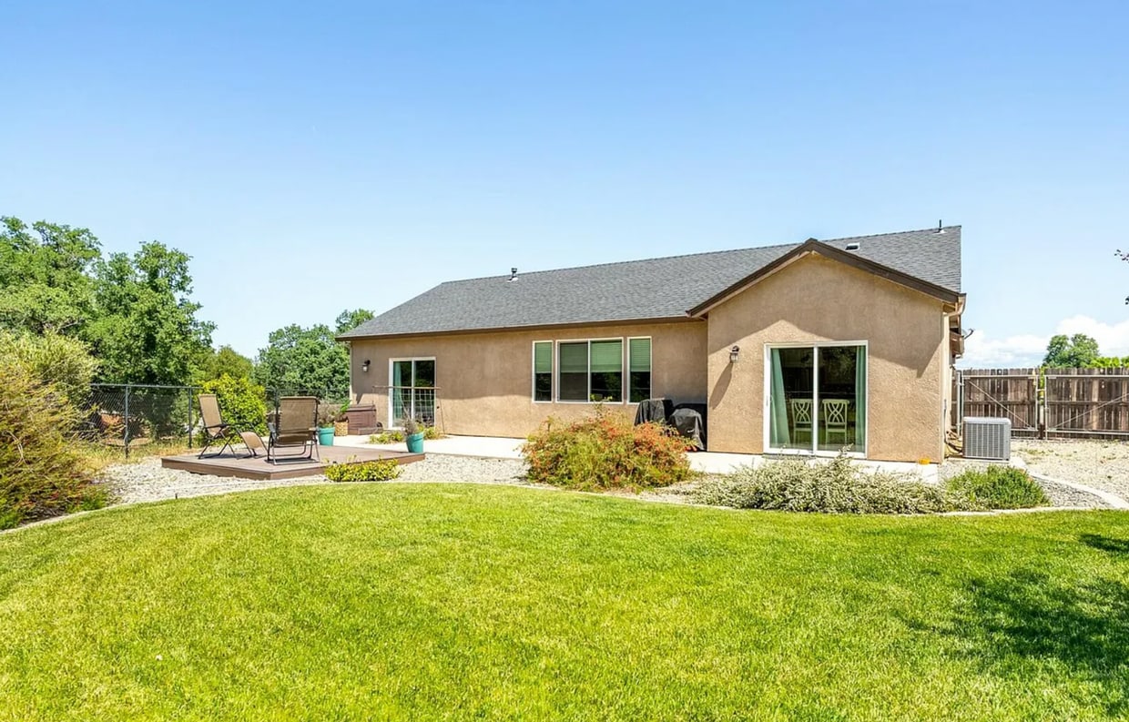 Building Photo - 3-bedroom, 2-bathroom home located in the ...