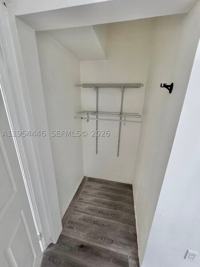 Foto del edificio - 555 NE 70th St