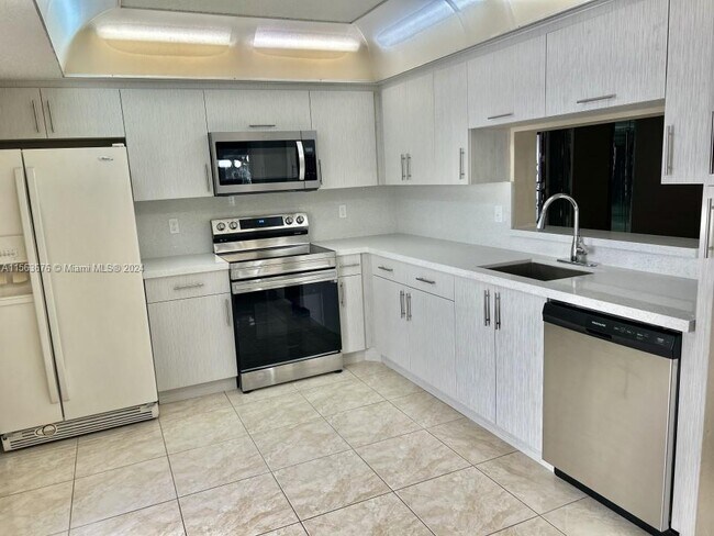 Foto del edificio - 335 Ives Dairy Rd