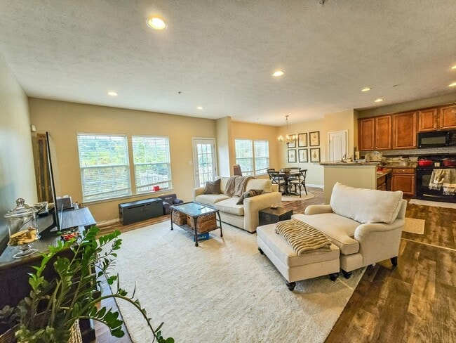 Building Photo - 813 Fairgate Dr