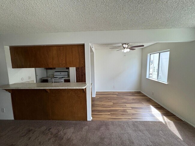 Foto del edificio - Centrally Located McKeon Condo
