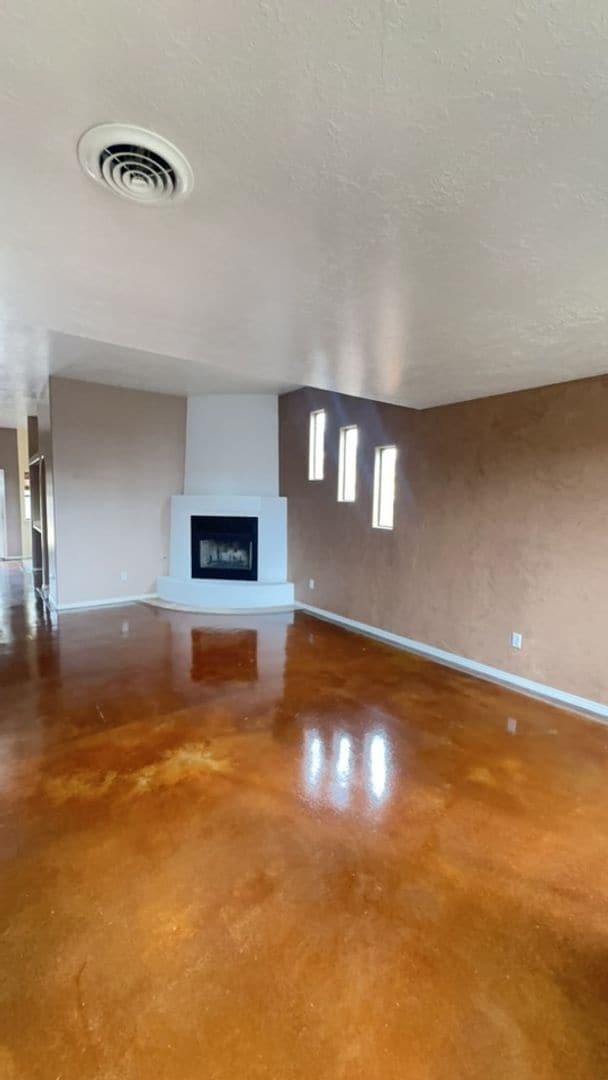 Building Photo - Beautiful 3 Bedroom Home 87402