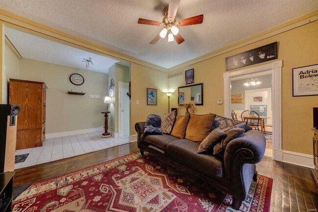 Foto del edificio - 9438 Tennyson Ave