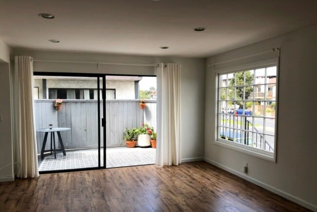 Living Room - 1460 Manhattan Beach Blvd