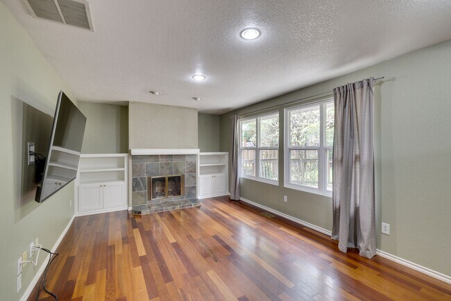 Building Photo - Bothell Rambler Walking Distance to DT Bot...