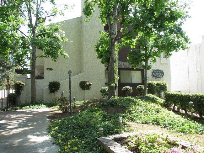 Foto del edificio - 452 W Huntington Dr