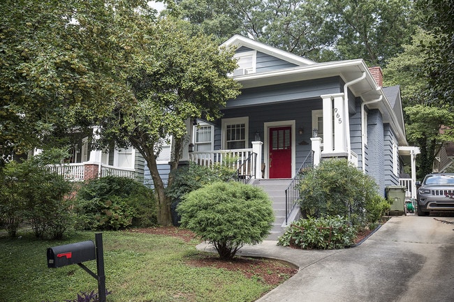 Casa principal: la entrada del apartamento se encuentra a la izquierda de la casa - 965 Todd Rd NE