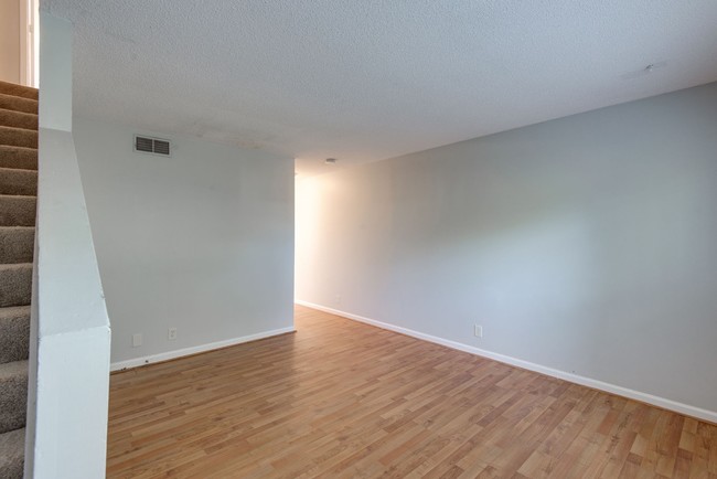 Building Photo - 2 bedroom 1.5 bath