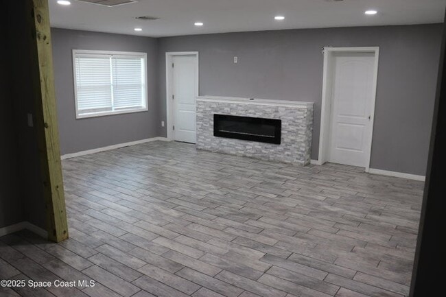 Building Photo - 491 Seacrest Ave