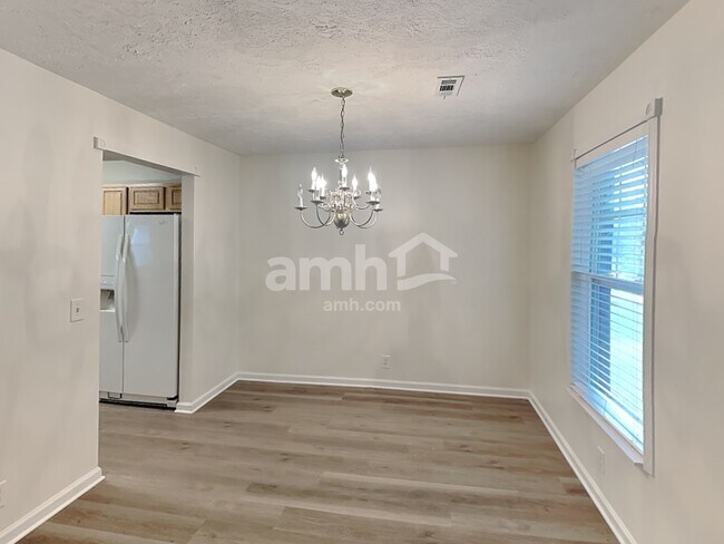 Foto del edificio - 2425 Edencrest Dr