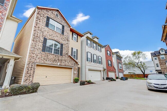 Building Photo - 3423 Skyline Village Dr